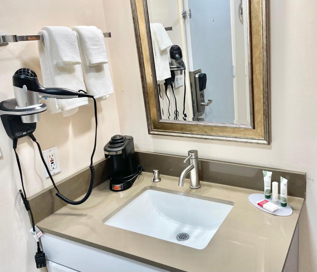Camp Inn Lodge Oscoda Экстерьер фото